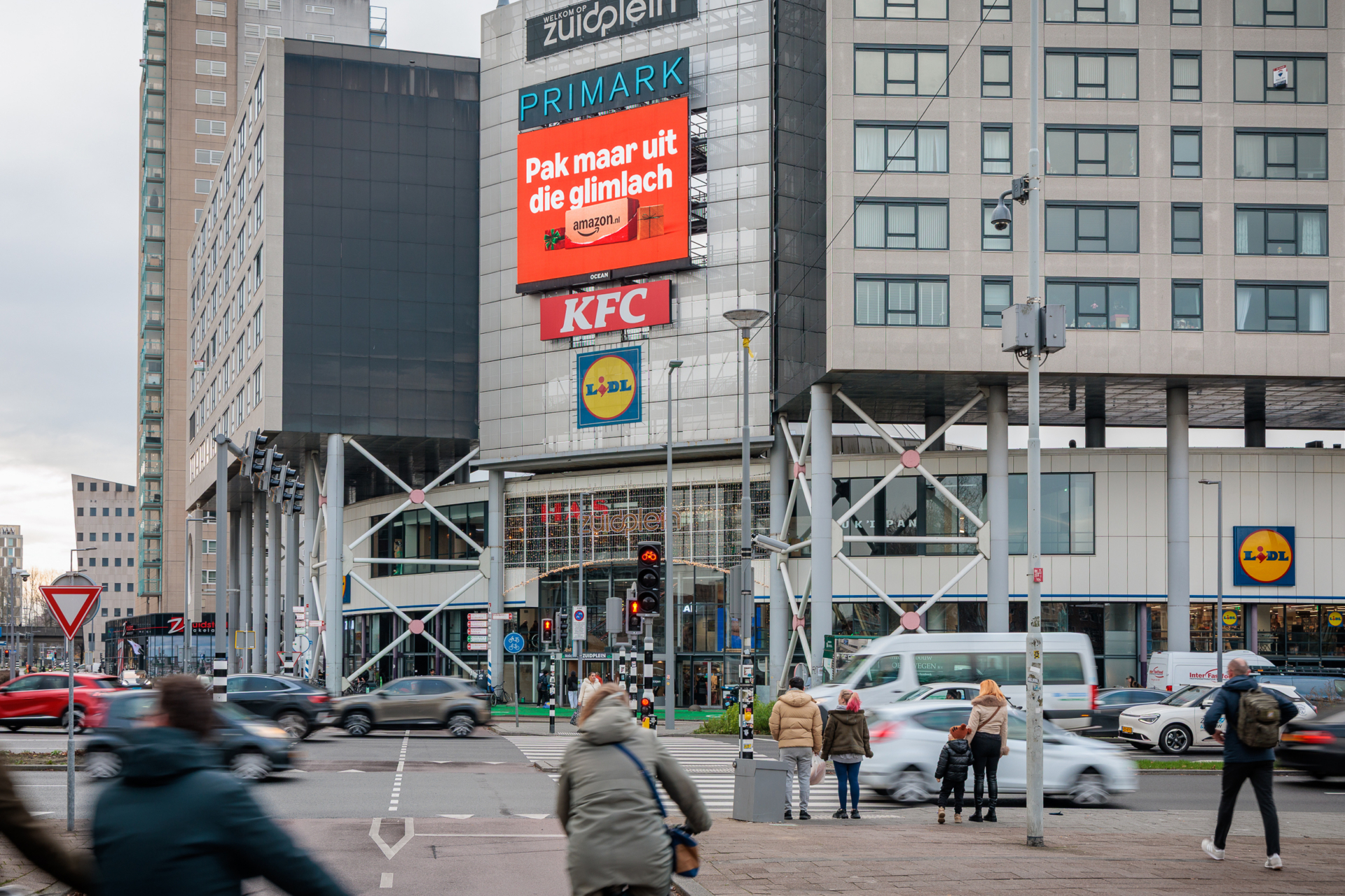 OceanOutdoor_Rotterdam_Zuidplein_Amazon_HR1