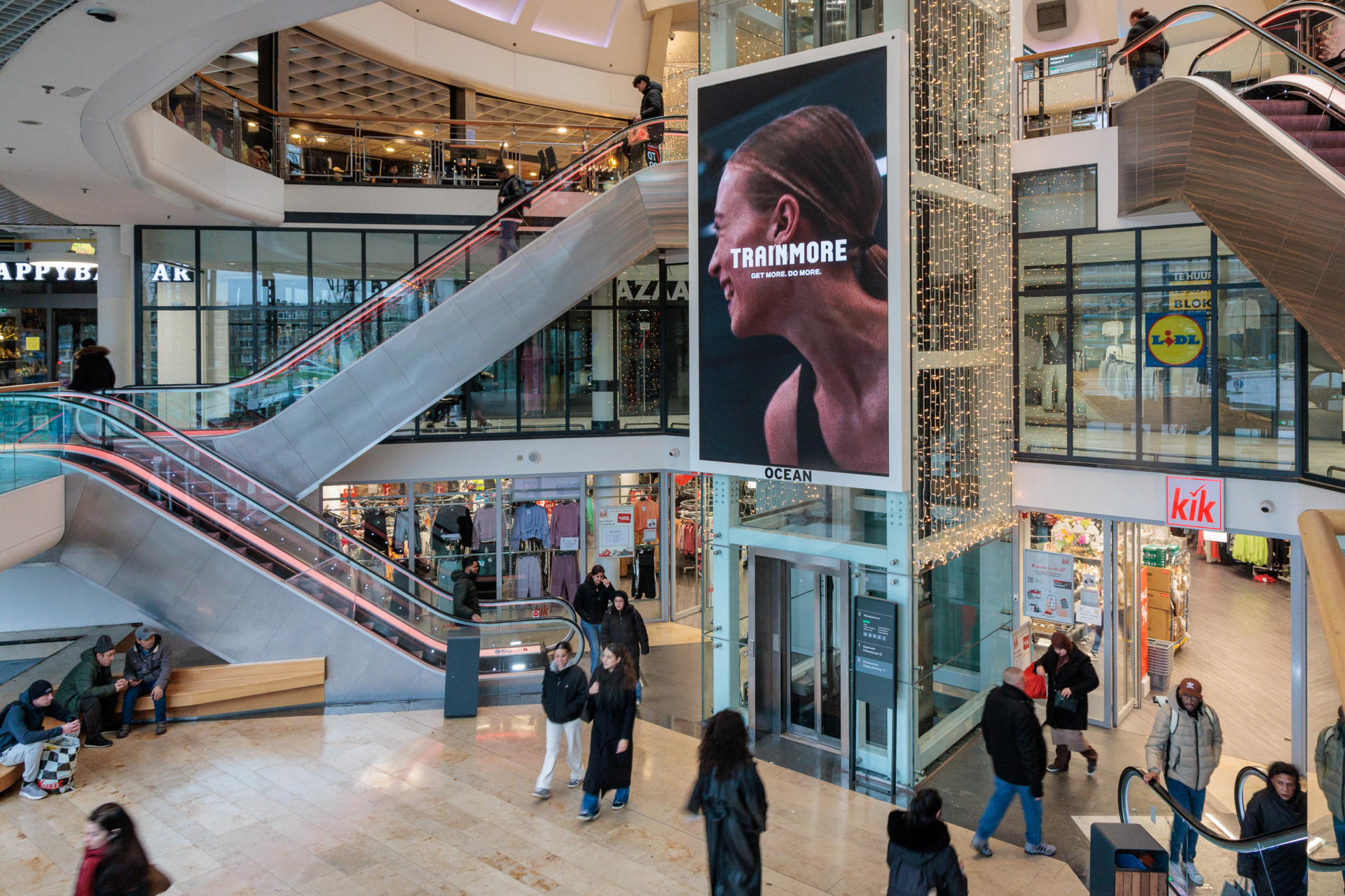 OceanOutdoor_Rotterdam_Zuidplein_Atrium_Trainmore_HR1