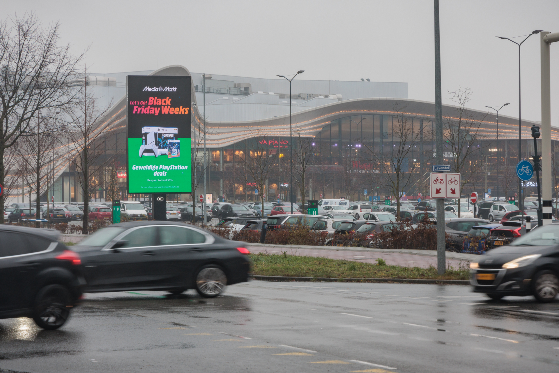 OceanOutdoor_Westfield_Entrance_Mediamarkt_HR1