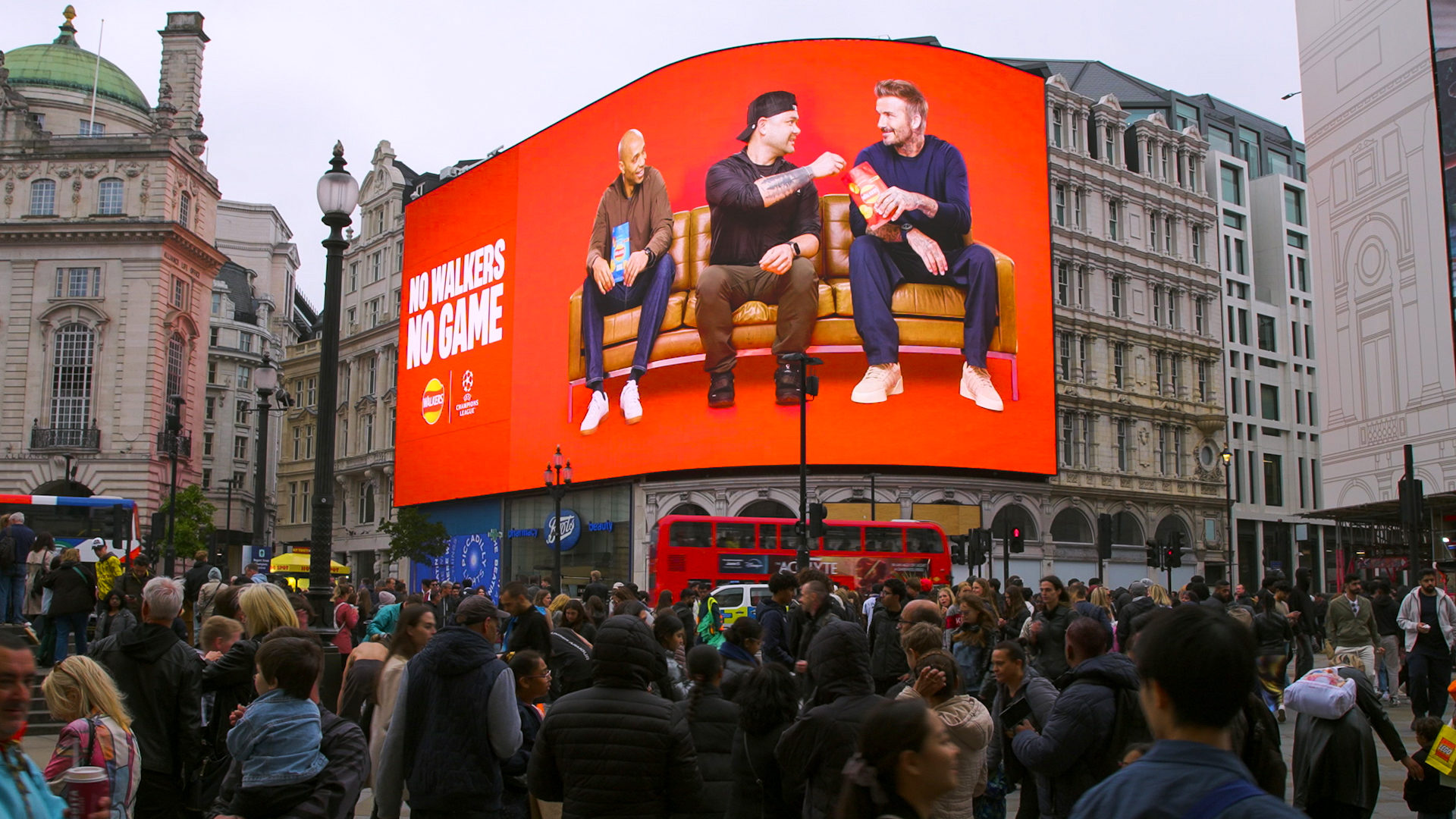Piccadilly Circus Walkers Experiential 16.9 ProRes - 14