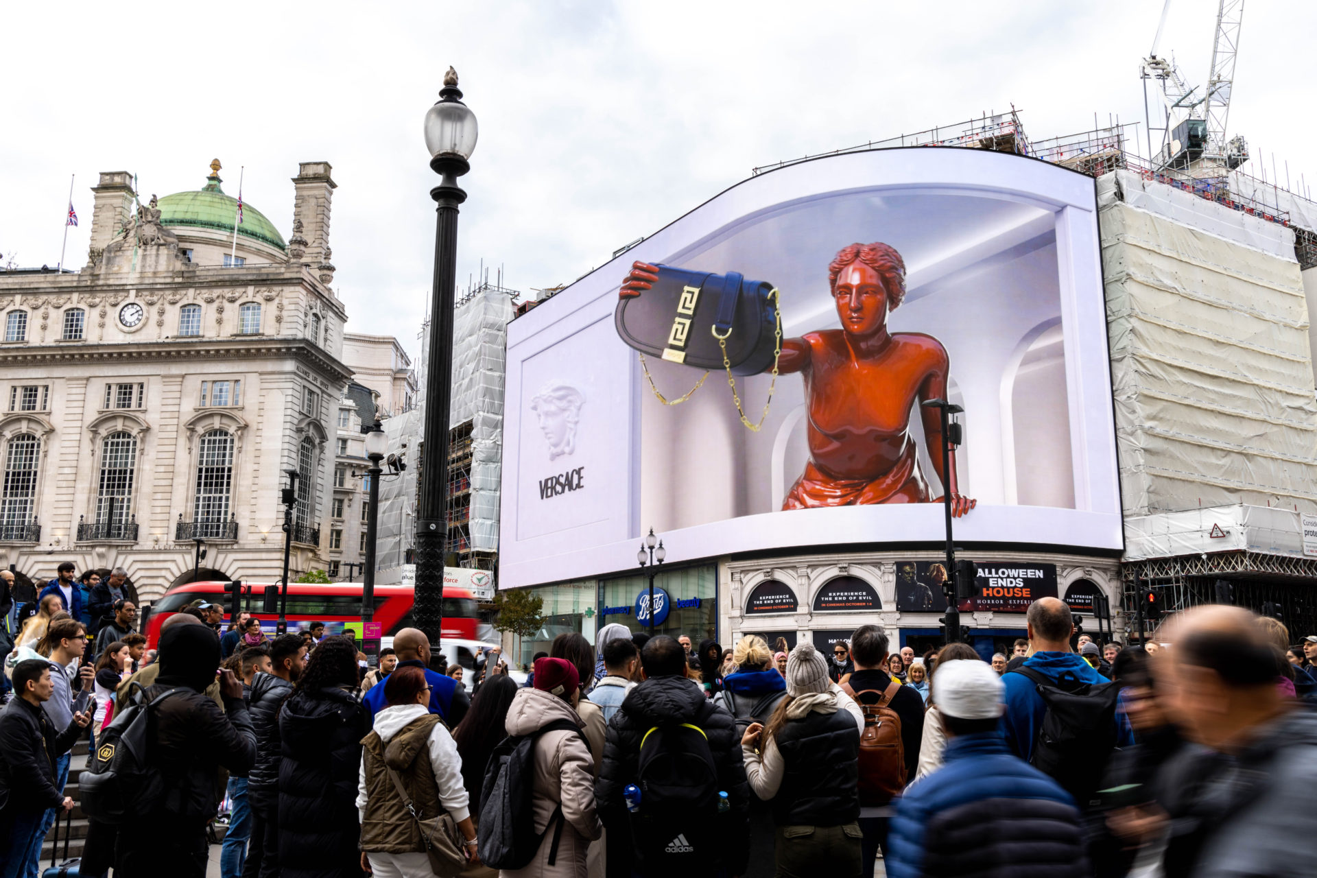 Versace-PLS-Sep-22-4-1920x1280