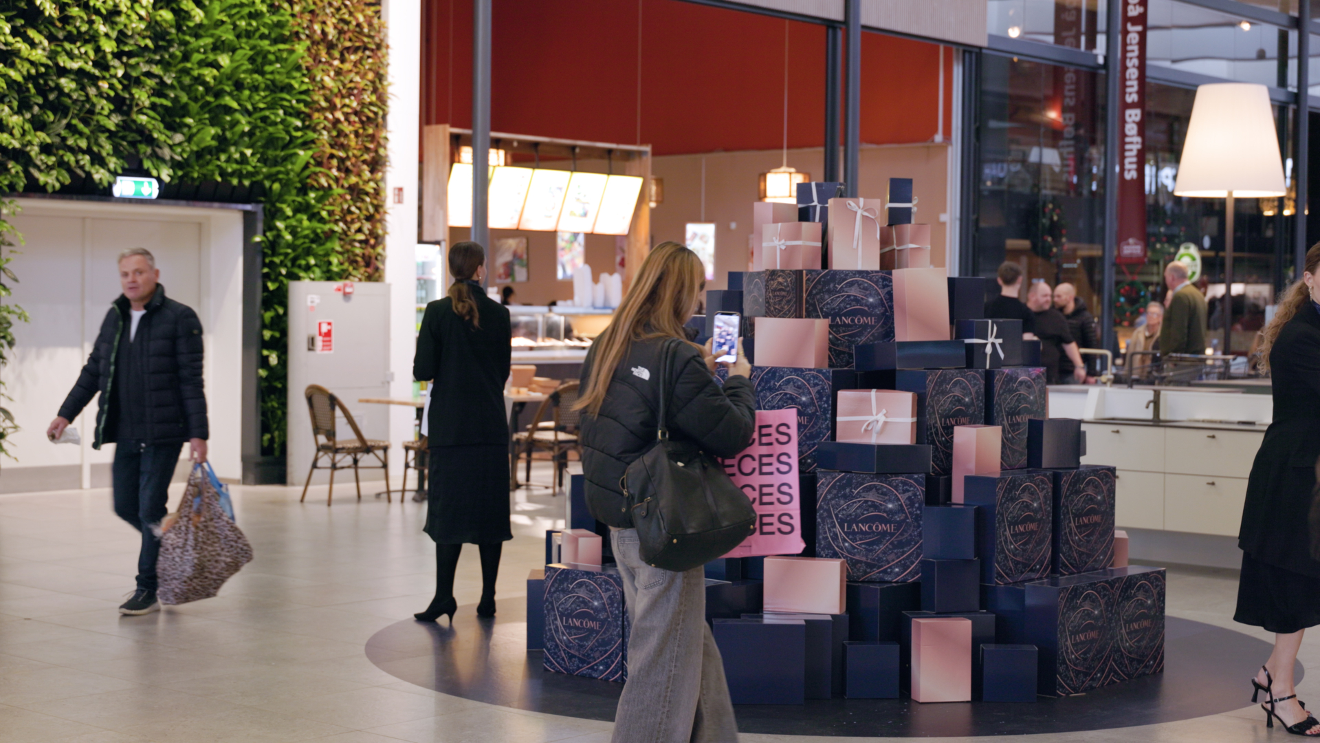 HCR_6645.00_00_42_06.Still006