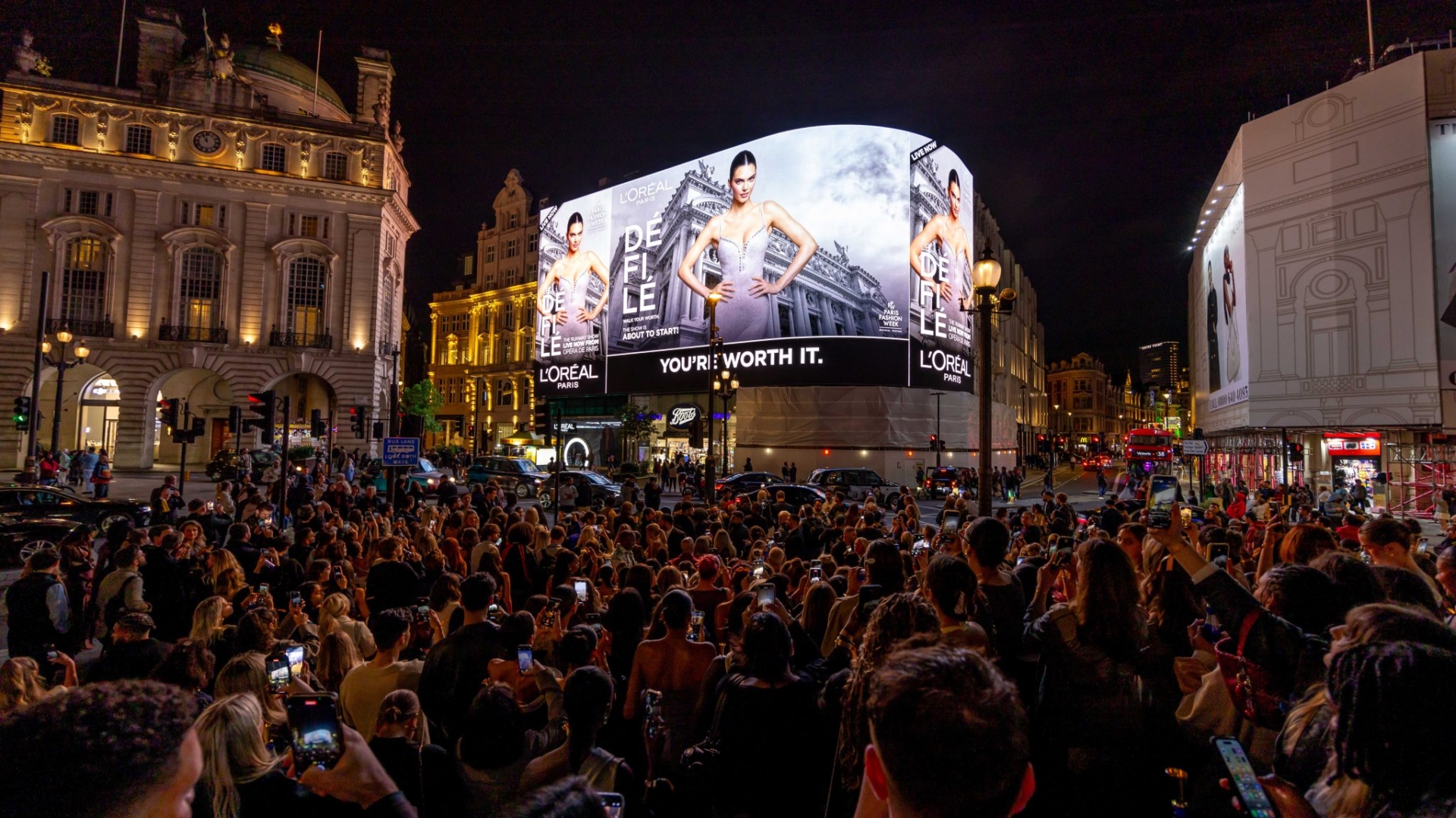 L'Oreal livestream on Piccadilly Lights
