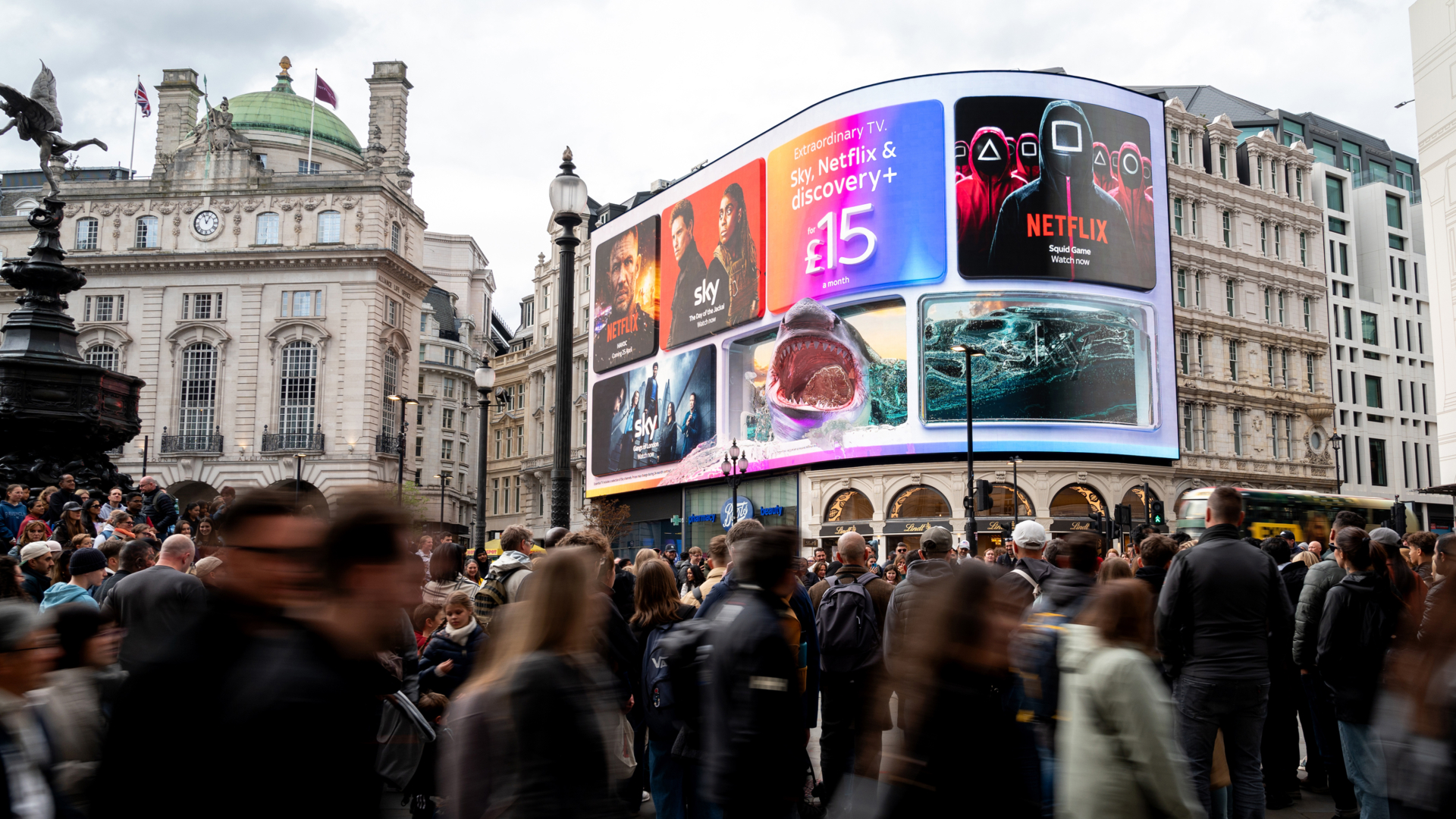 Sky Creative Piccadilly Lights MAA1