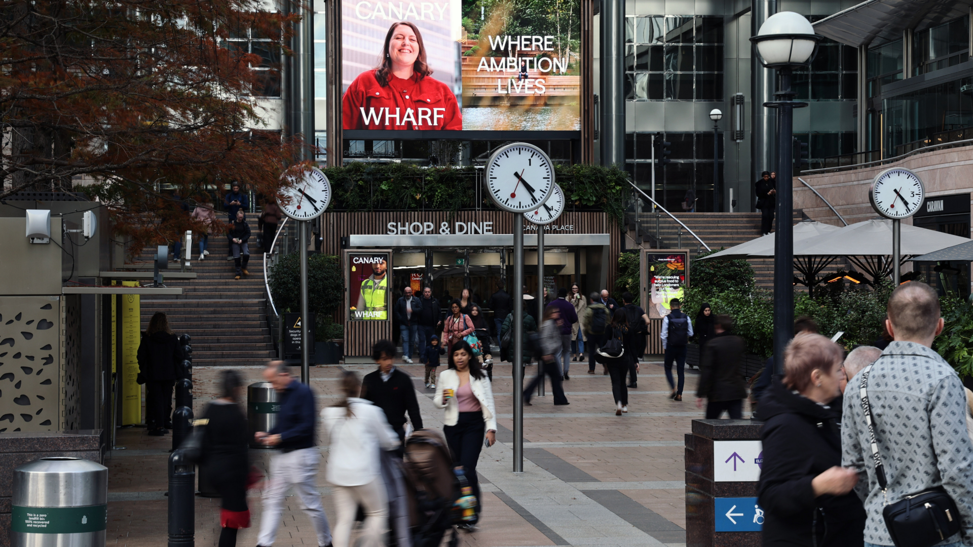 Canary-Wharf-Screens@Reuters-Oct-25-3