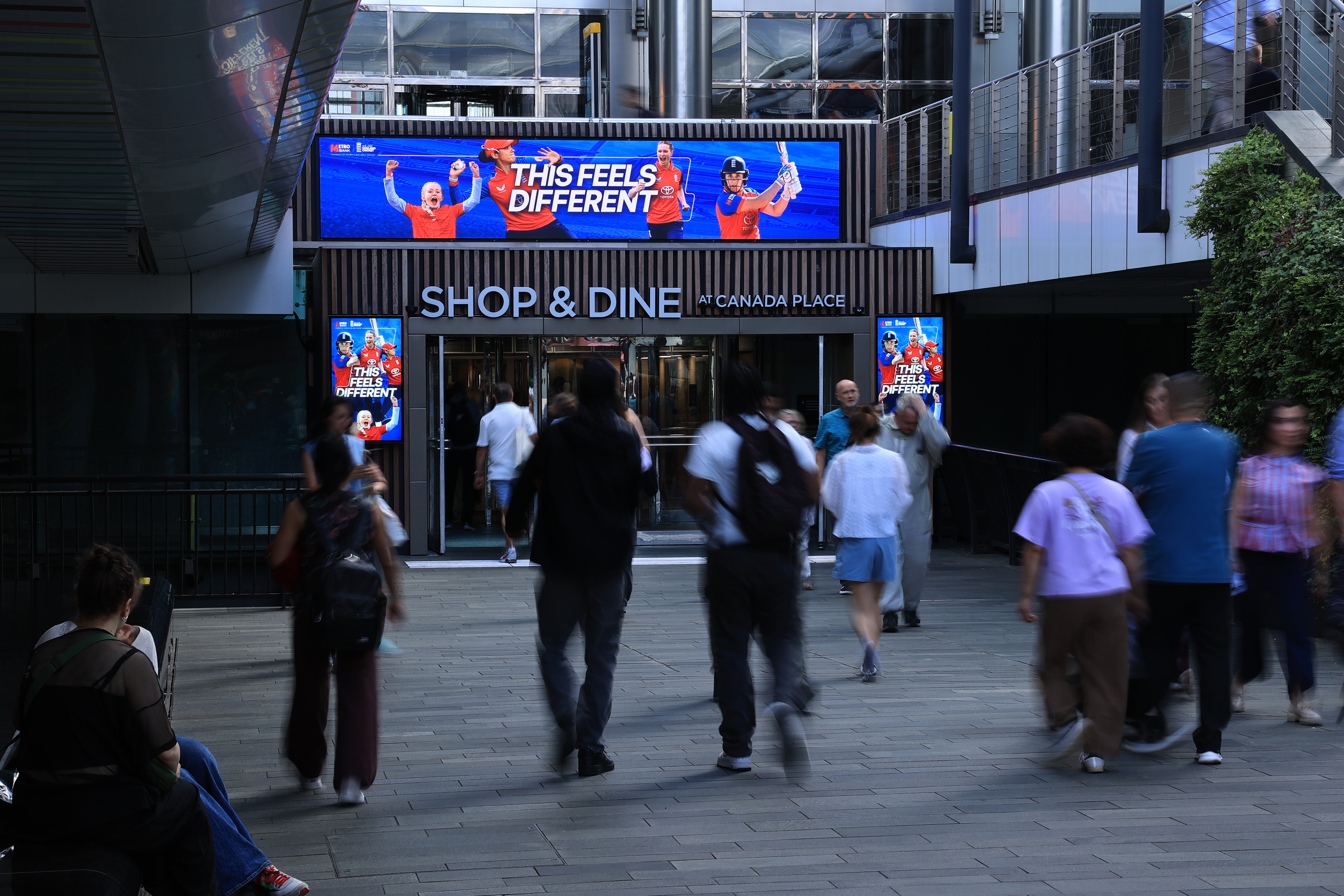 Metro-Bank-Screens@Crossrail-jun-26-1-1 1