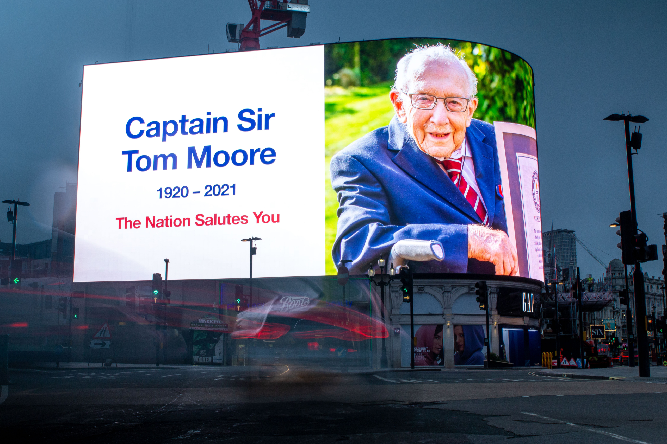 Captain-Tom-Memorial-Piccadilly-Lights-©Ocean-2021-1.jpeg