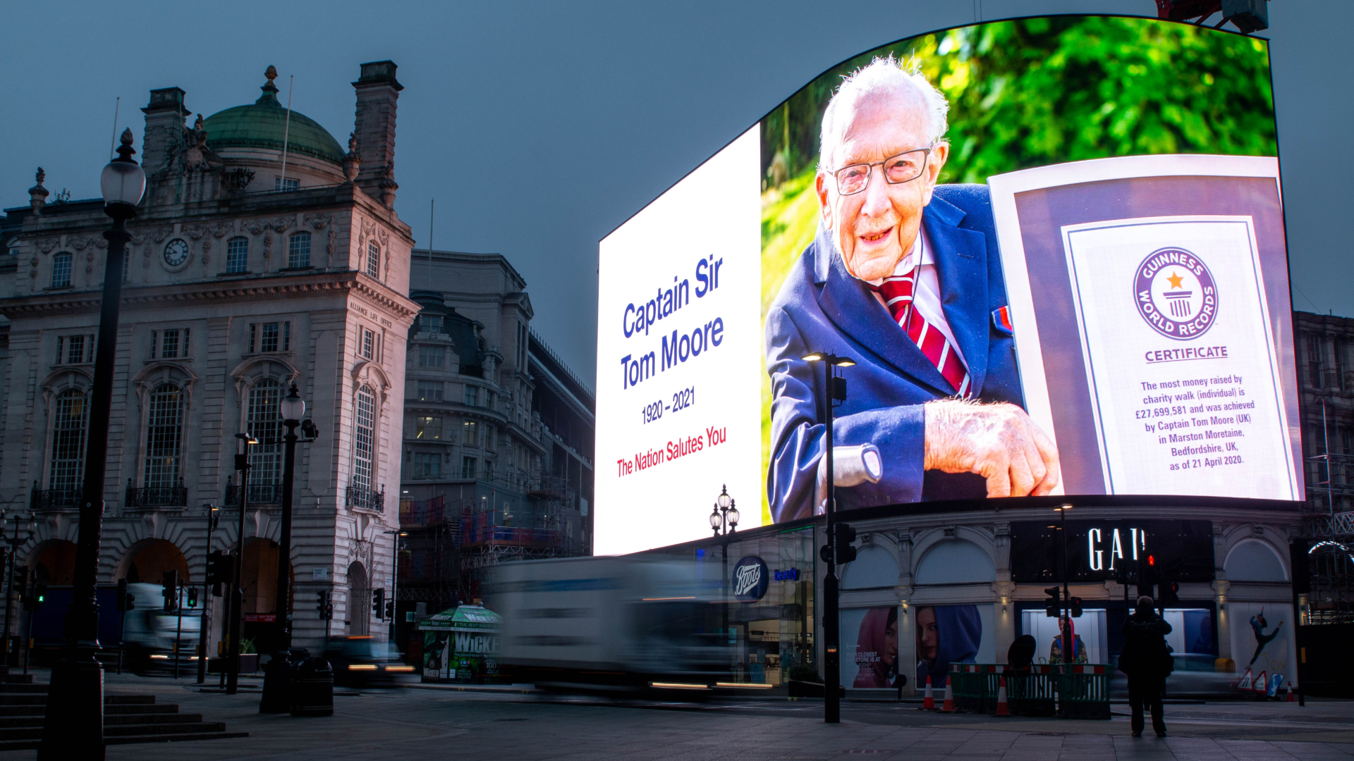 Captain-Tom-Memorial-Piccadilly-Lights-©Ocean-2021-3.jpeg