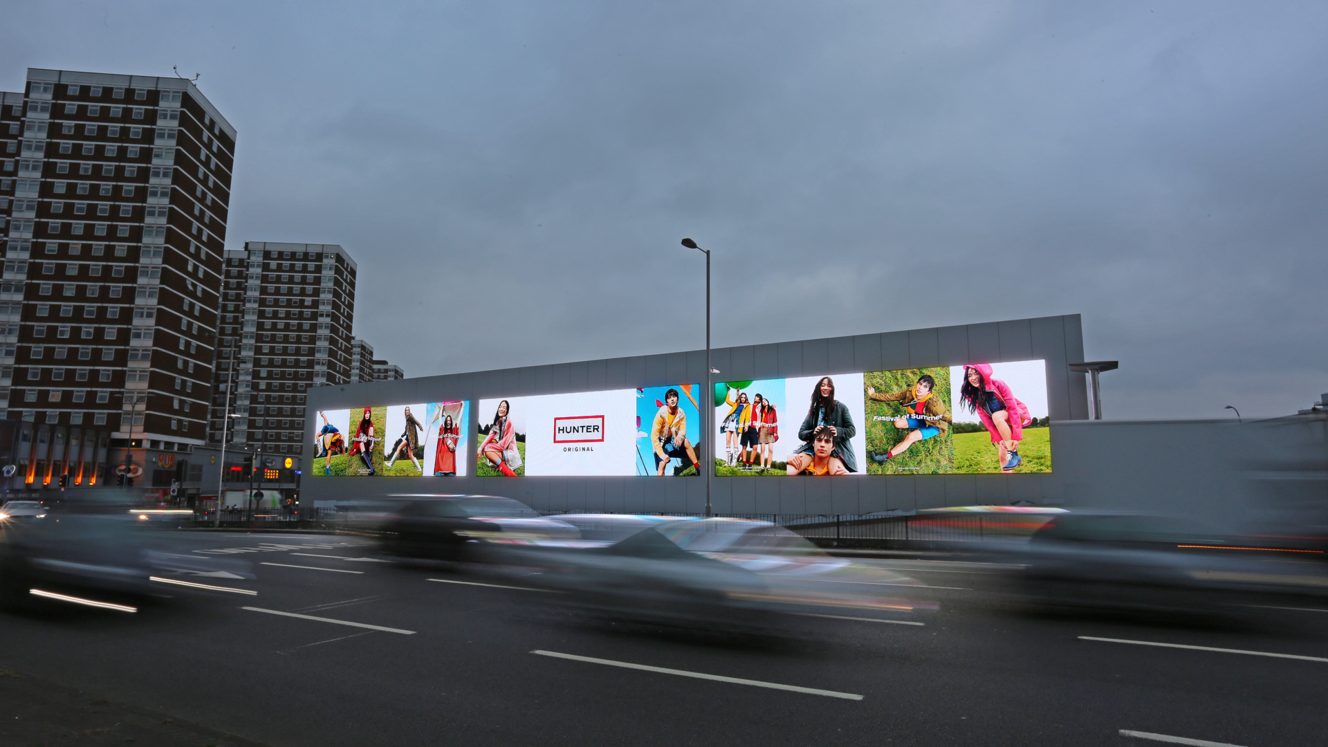 Hunter-on-Holland-Park-Roundabout-digital-advertising-screens.jpg